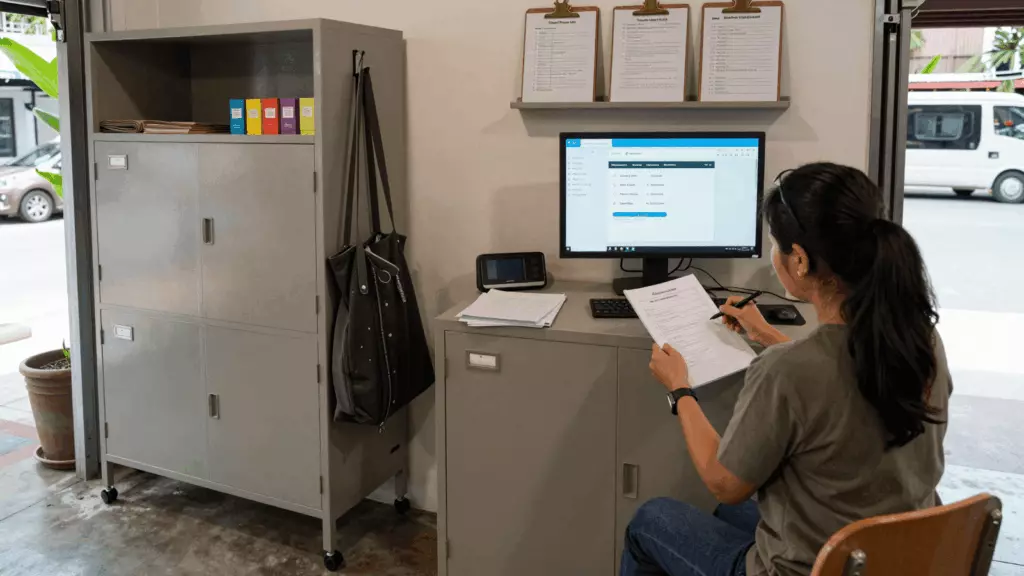 a Thai woman in her late 20s reviewing an IELTS online course workflow
