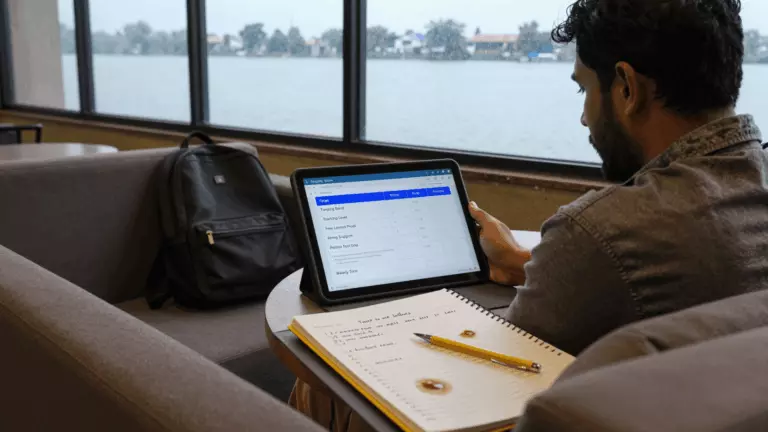 a Pakistani man in his late 20s preparing online for اپنے ہدف کے اسکور کے لیے بہترین IELTS آن لائن کورس کا انتخاب کیسے کریں