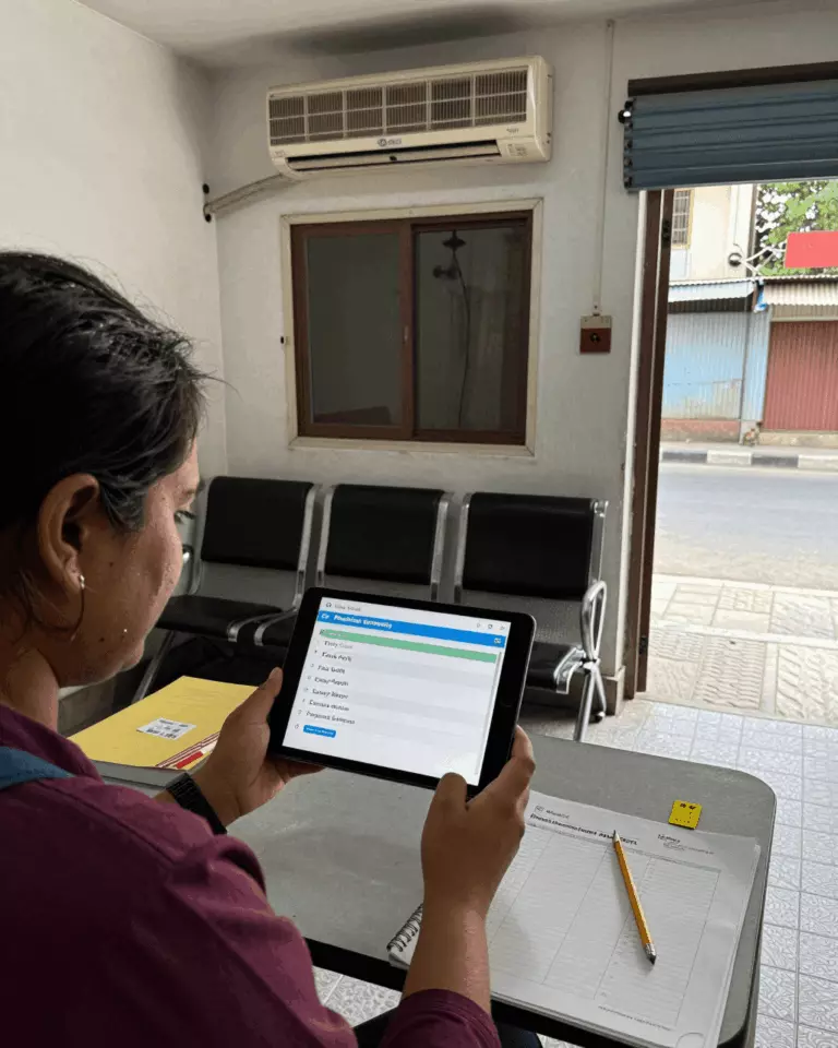 a Pakistani man in his late 20s preparing online for مکمل IELTS کورس چیک لسٹ: ہر اچھے IELTS کورس میں کیا شامل ہونا چاہیے۔