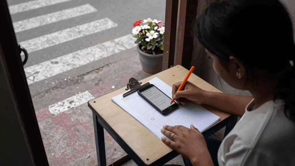 a Pakistani man in his late 20s working through تلاش کریں۔