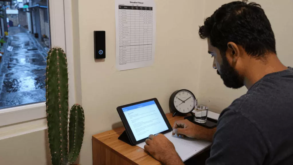 a Pakistani man in his late 20s working through نقل کرنا