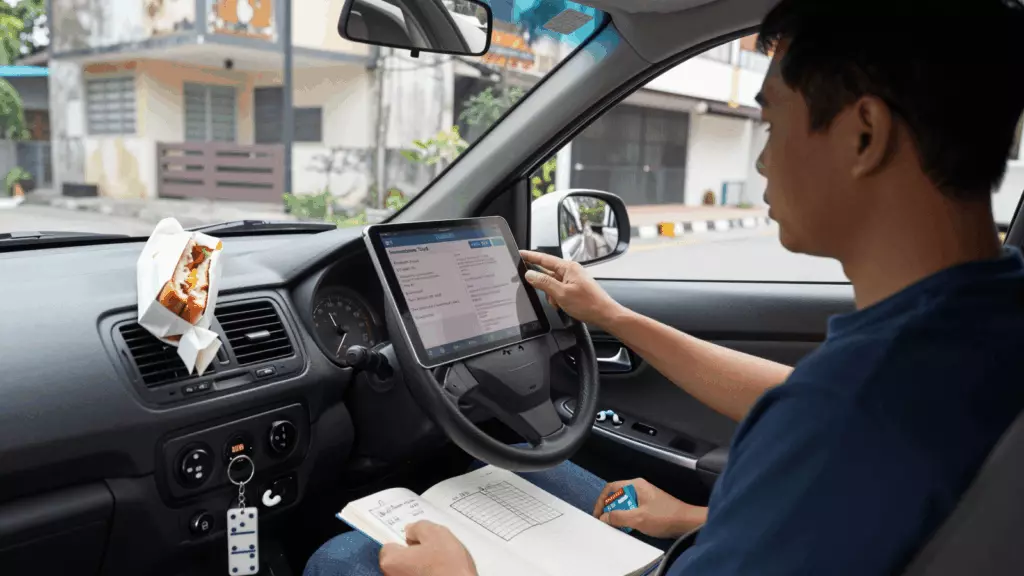 a Vietnamese woman in her late 20s working through Học