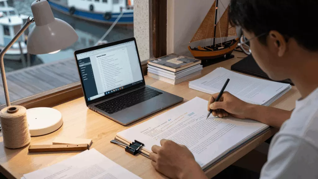 a Vietnamese woman in her late 20s reviewing an IELTS online course workflow
