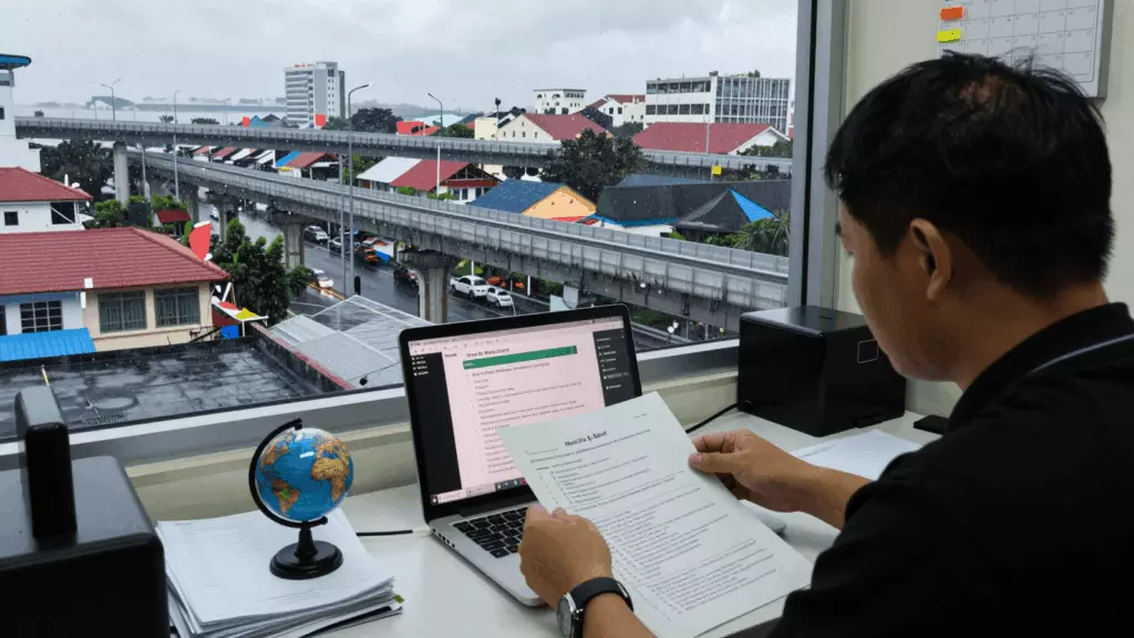 a Vietnamese woman in her late 20s reviewing an IELTS online course workflow