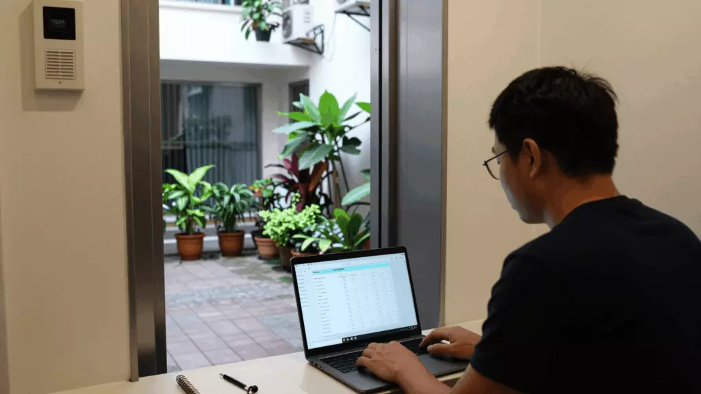 a Vietnamese woman in her late 20s working through Chọn