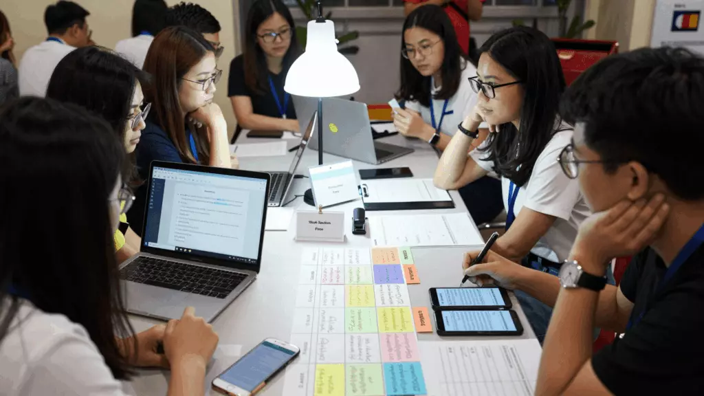 a Vietnamese woman in her late 20s working through So sánh