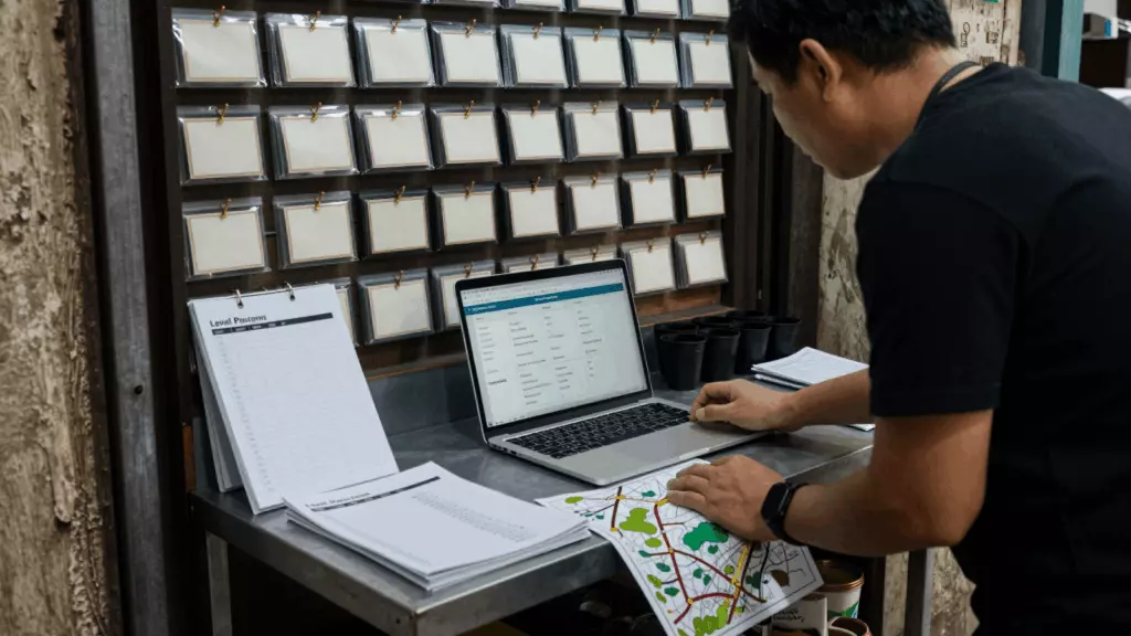 a Vietnamese woman in her late 20s reviewing an IELTS online course workflow