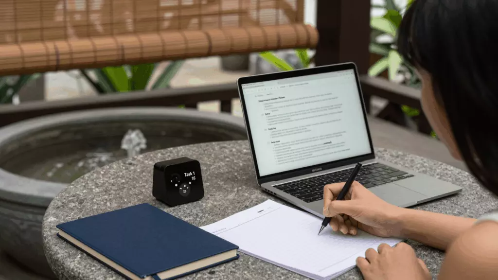 a Vietnamese woman in her late 20s working through Dự thảo