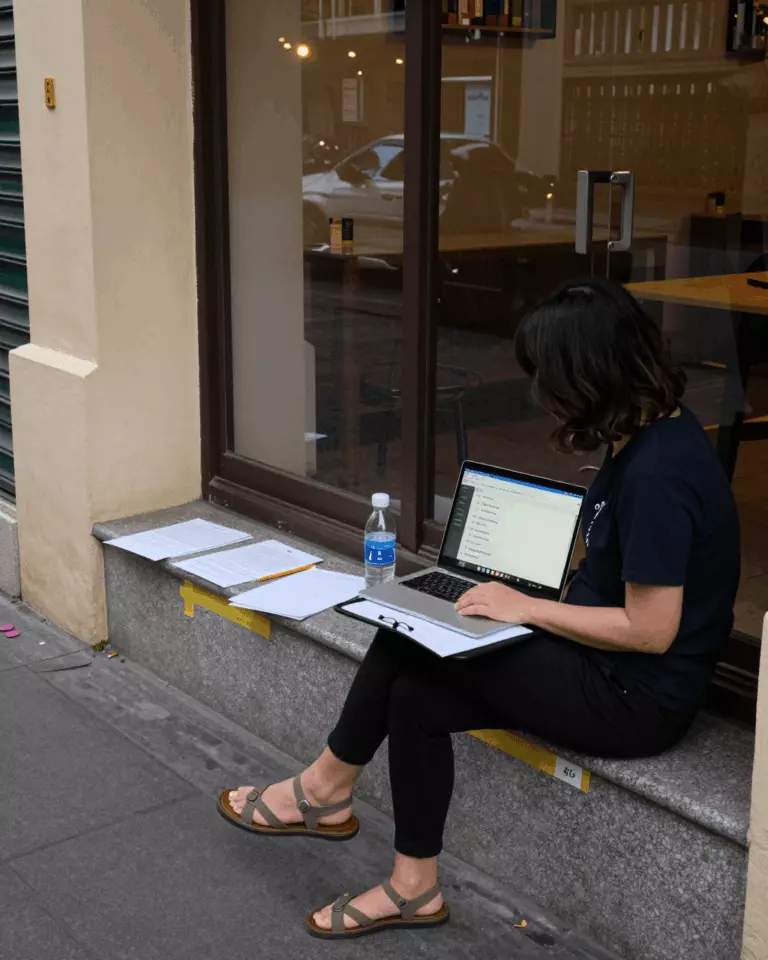 a Vietnamese woman in her late 20s preparing online for Công cụ kiểm tra bài viết IELTS miễn phí: Hữu ích hay chưa đủ cho Band 7?