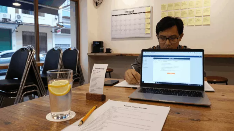 a Vietnamese woman in her late 20s preparing online for Bài kiểm tra thử IELTS miễn phí: Cách sử dụng các bài kiểm tra thực hành một cách chính xác