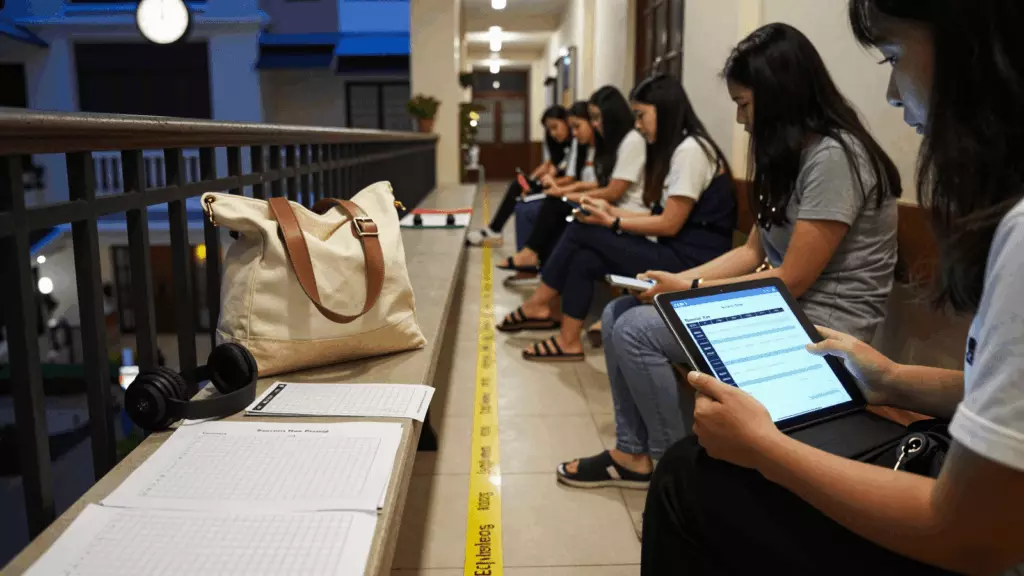 a Vietnamese woman in her late 20s working through Mô phỏng
