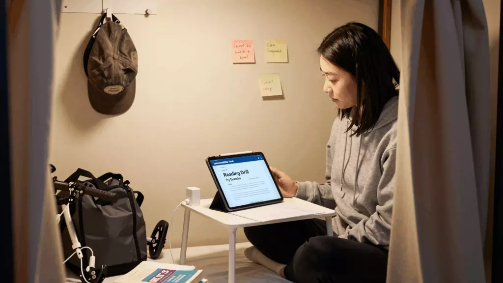 a Chinese woman in her late 20s working through 学习