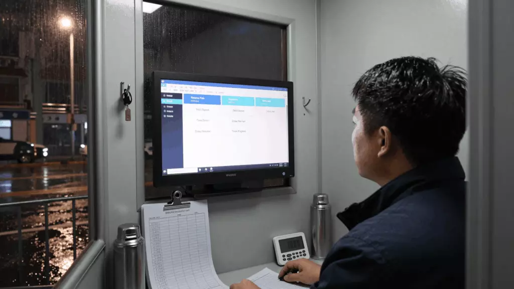a Chinese woman in her late 20s reviewing an IELTS online course workflow