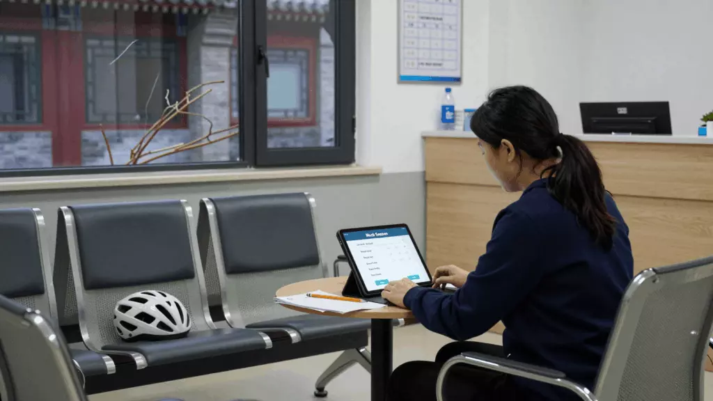 a Chinese woman in her late 20s working through 模拟