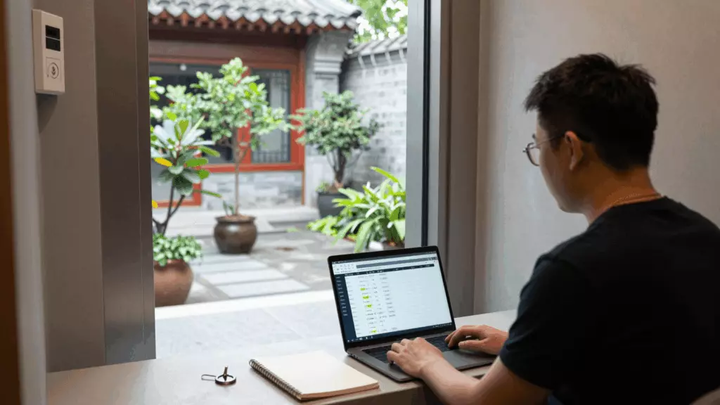 a Chinese woman in her late 20s working through 选择