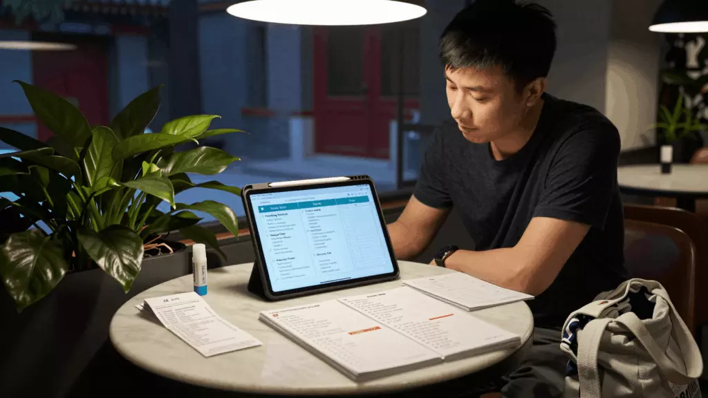 a Chinese woman in her late 20s working through 准备