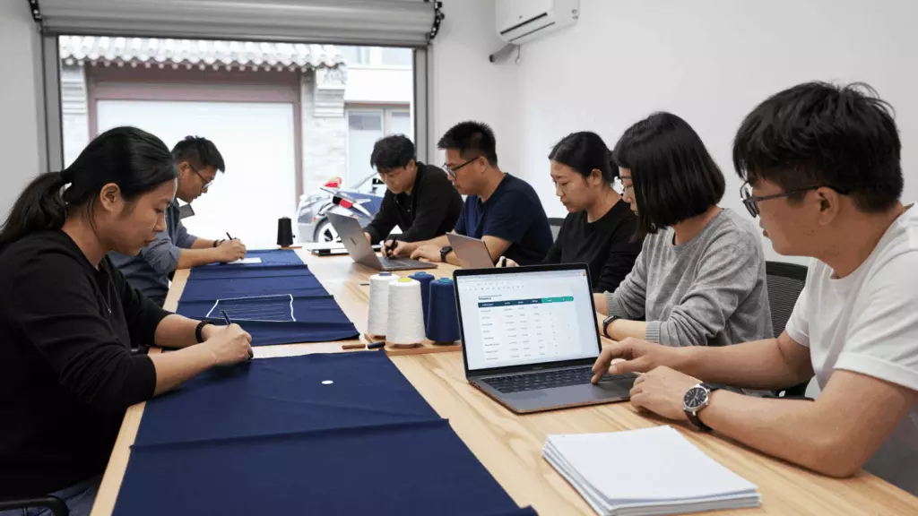 a Chinese woman in her late 20s reviewing an IELTS online course workflow