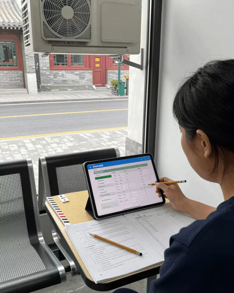 a Chinese woman in her late 20s preparing online for 完整的雅思课程清单：每门优秀的雅思课程应包括什么