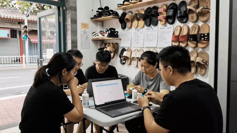 a Chinese woman in her late 20s preparing online for 雅思初学者学习计划：如何从零开始准备