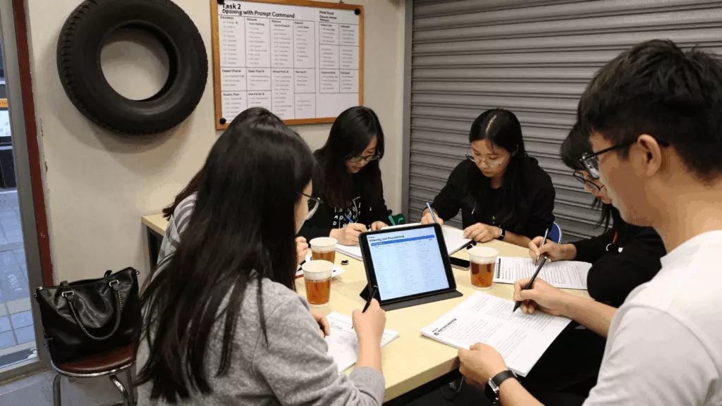 a Chinese woman in her late 20s working through 计划
