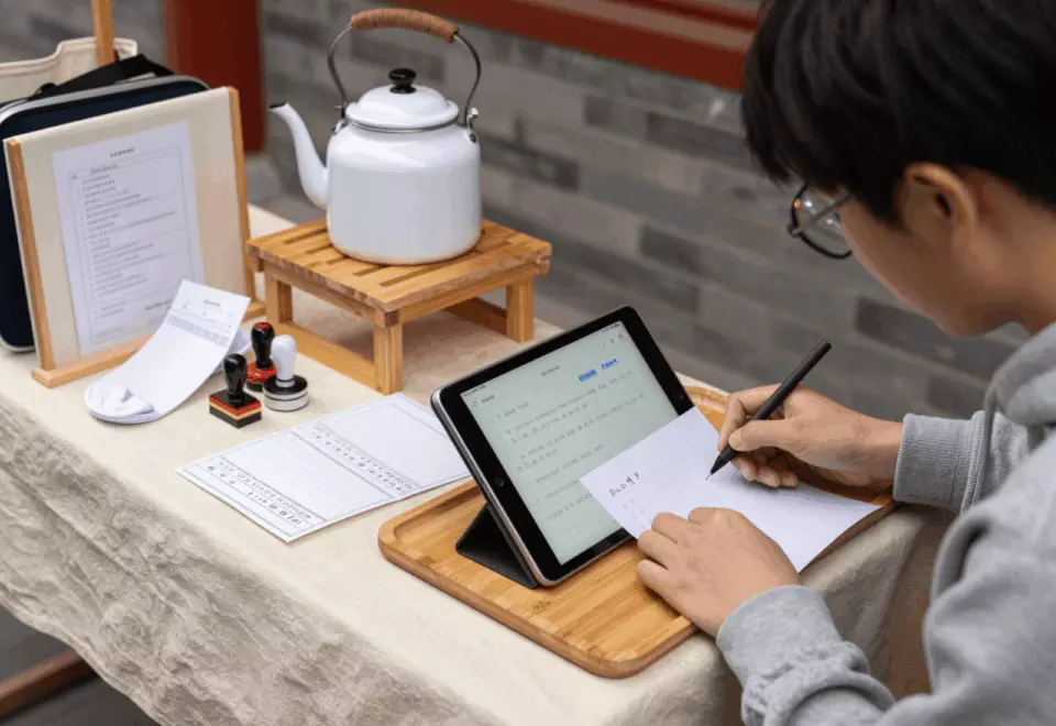 a Chinese woman in her late 20s choosing the next IELTS prep step online