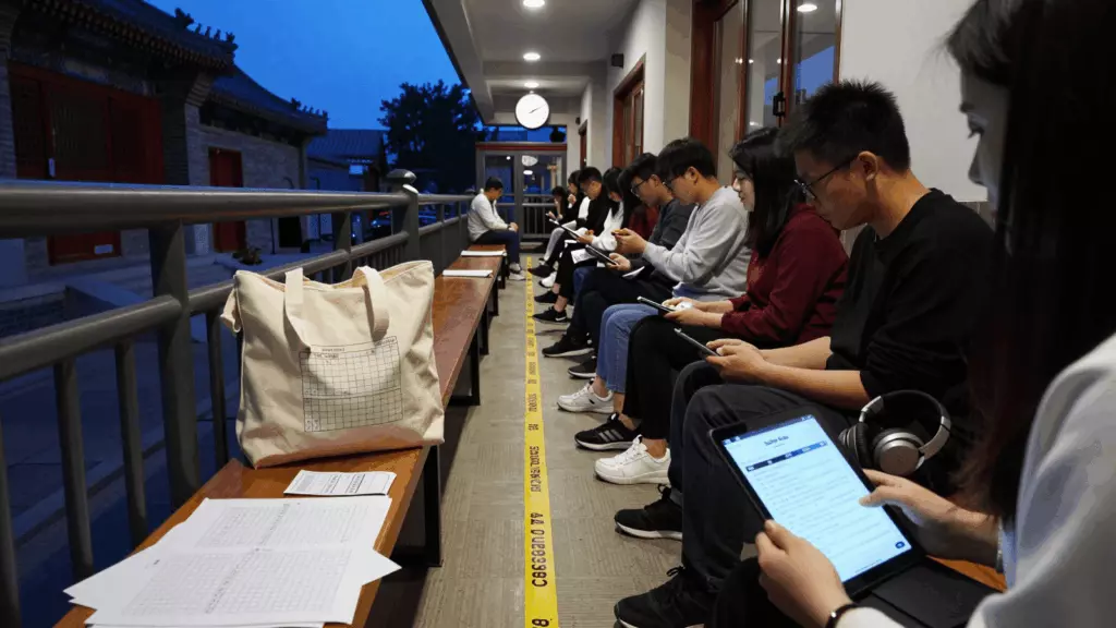 a Chinese woman in her late 20s working through 模拟