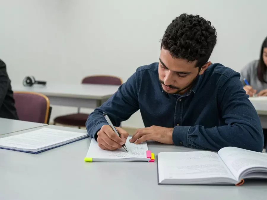 ورقة تخطيط مهمة IELTS 1 تقارن بين كتابة المخطط الأكاديمي وكتابة خطابات التدريب العام