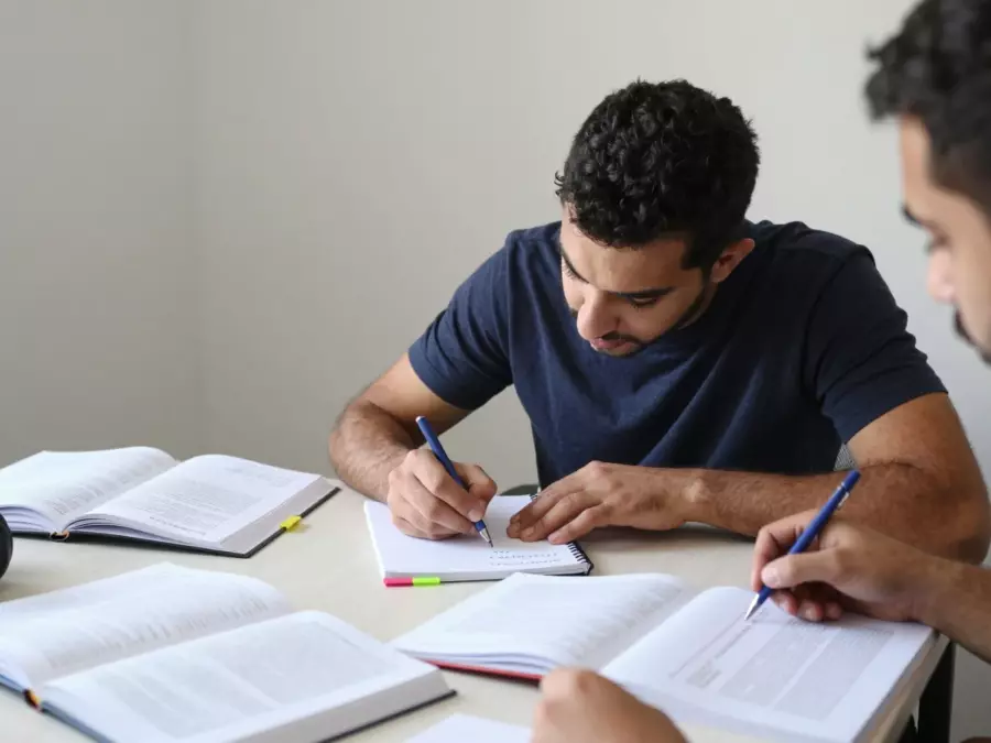 خطة مقالة لمهمة IELTS 2 مع تدقيق الأطروحة والفقرات الأساسية