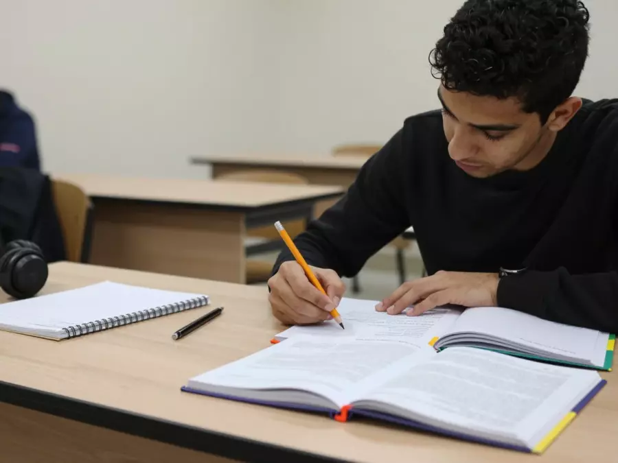 خطة الكتابة الأكاديمية في اختبار IELTS مع ملاحظات بيانات المهمة 1 وخريطة وسيطة المهمة 2