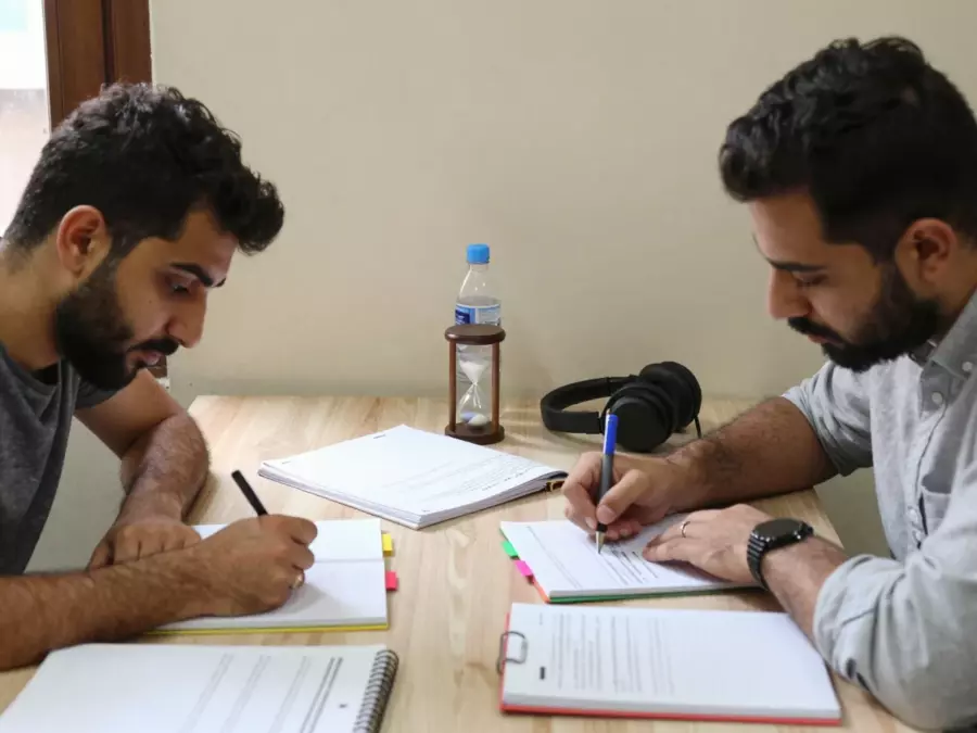 أربعة مجلدات لوحدات IELTS مرتبة كنظام دورة متوازن