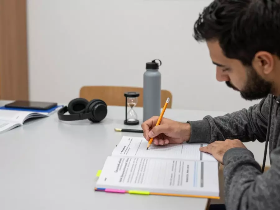 خطة مهمة الكتابة في اختبار IELTS مع الملاحظات السريعة وخريطة الفقرة وفحوصات المراجعة