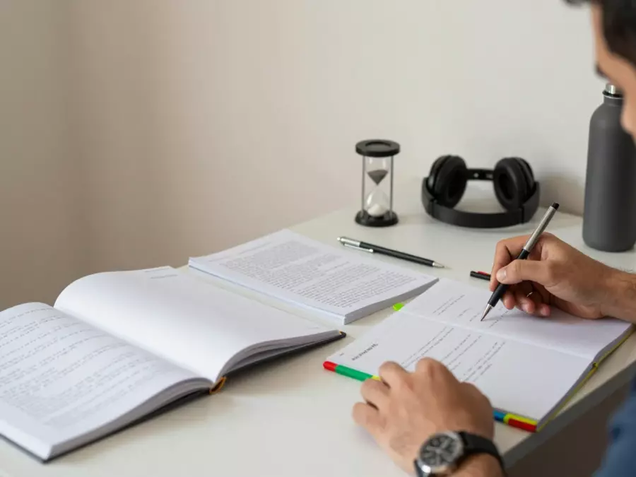 مخطط IELTS للمهمة الأكاديمية 1 مع الاتجاهات المميزة ونقاط البيانات المحددة