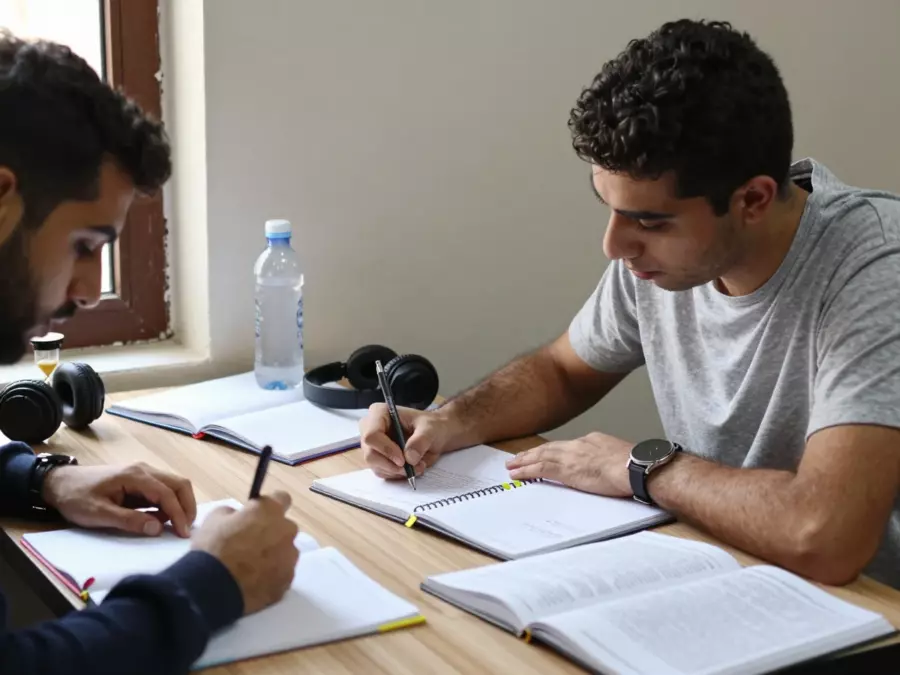 مجموعات مفردات الموضوع مرتبة حول بطاقات الكتابة والتحدث في IELTS