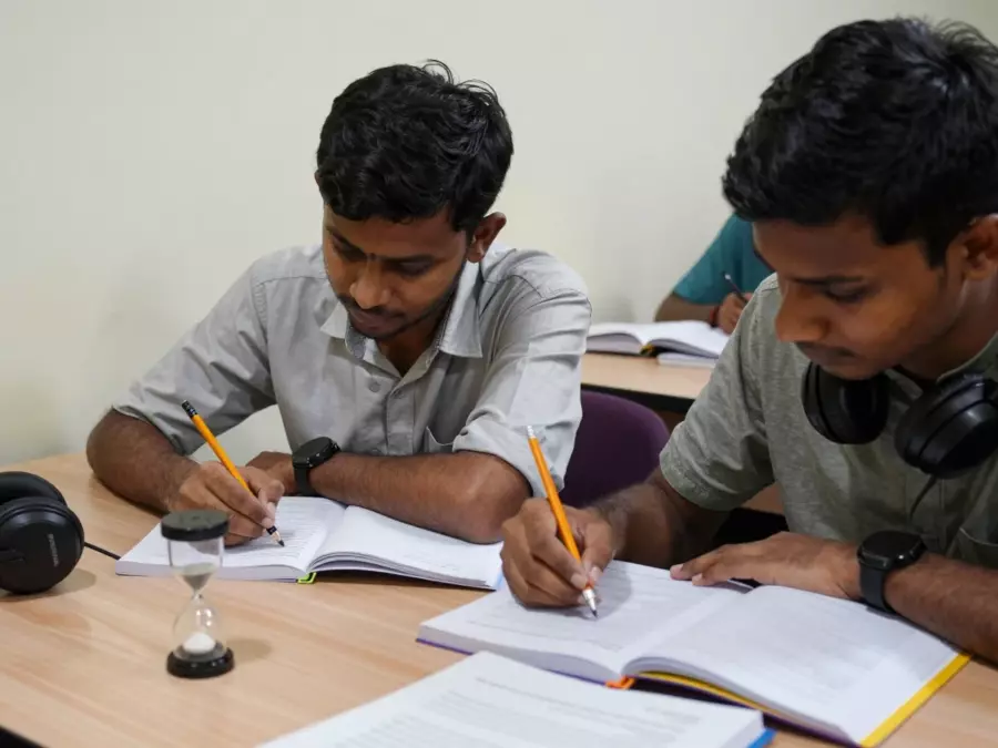 প্রার্থী কাজ বা মাইগ্রেশনের জন্য একটি সাধারণ প্রশিক্ষণ IELTS রুটের পরিকল্পনা করছেন