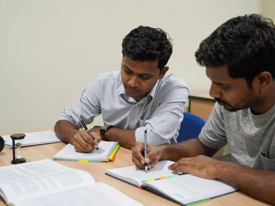 মডিউল এবং একটি সাপ্তাহিক চেকলিস্ট সহ অধ্যয়নরত স্ব-গতিসম্পন্ন IELTS শিক্ষার্থী