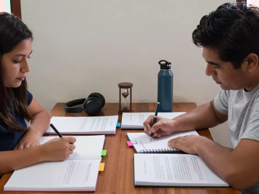 Plan de ensayo de la Tarea 2 del IELTS con revisiones de tesis y párrafos del cuerpo