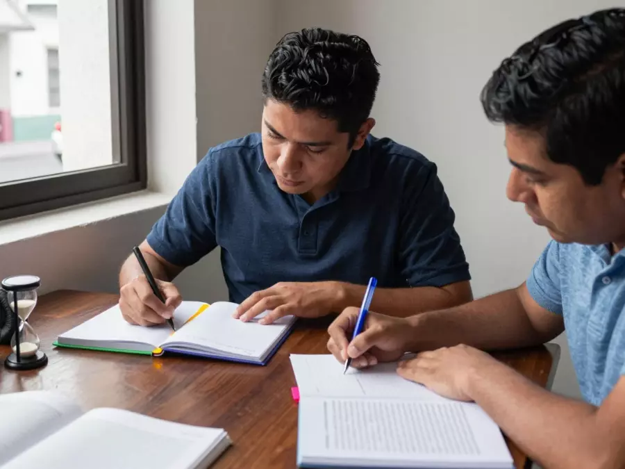 Cuatro carpetas de módulos IELTS organizadas como un sistema de curso equilibrado