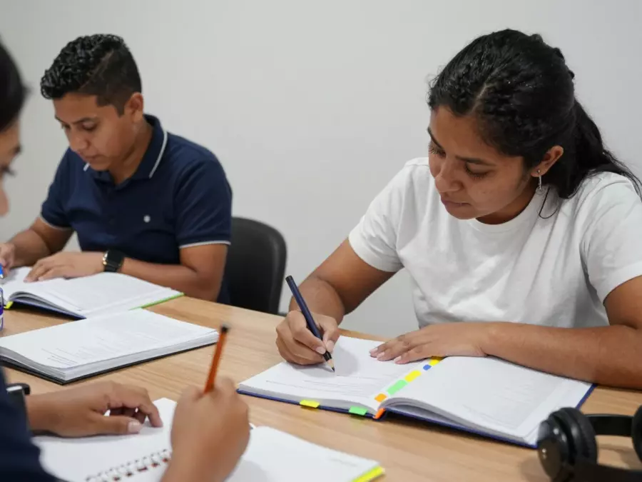 Estudiante que crea un rastreador de requisitos de IELTS universitario