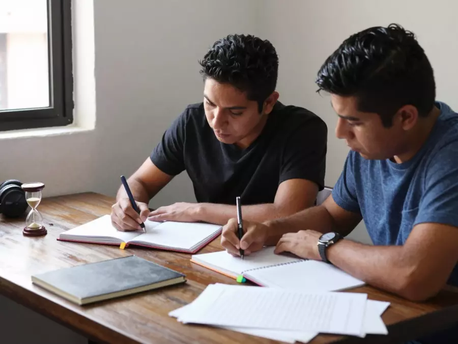 Profesor de IELTS analiza la estructura del ensayo y la respuesta a la tarea con un alumno