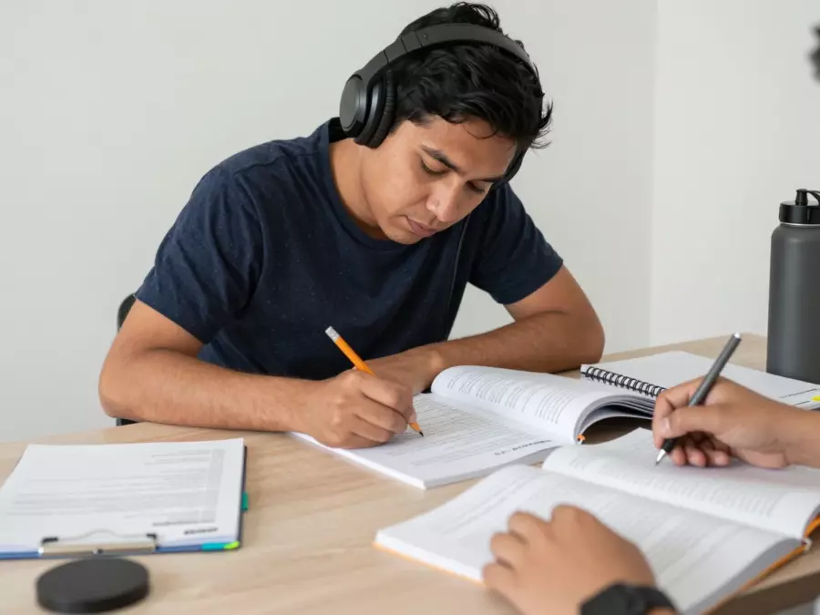 Pasaje IELTS anotado con etiquetas de función de párrafo