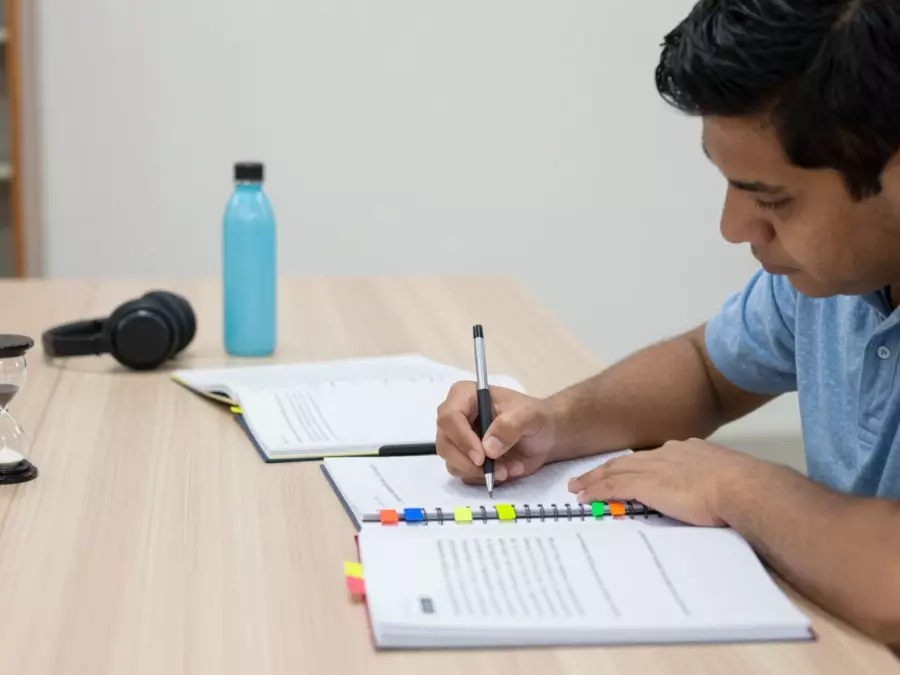 Grupos de vocabulario de temas organizados alrededor de tarjetas de mensajes de escritura y expresión oral del IELTS