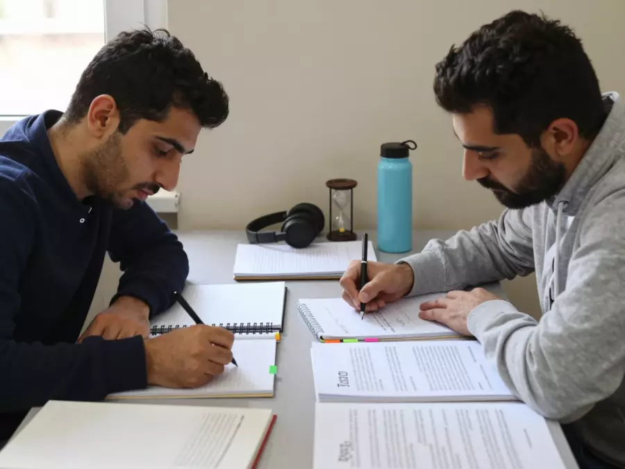 معلم آیلتس در مورد ساختار مقاله و پاسخ تکلیف با زبان آموز بحث می کند