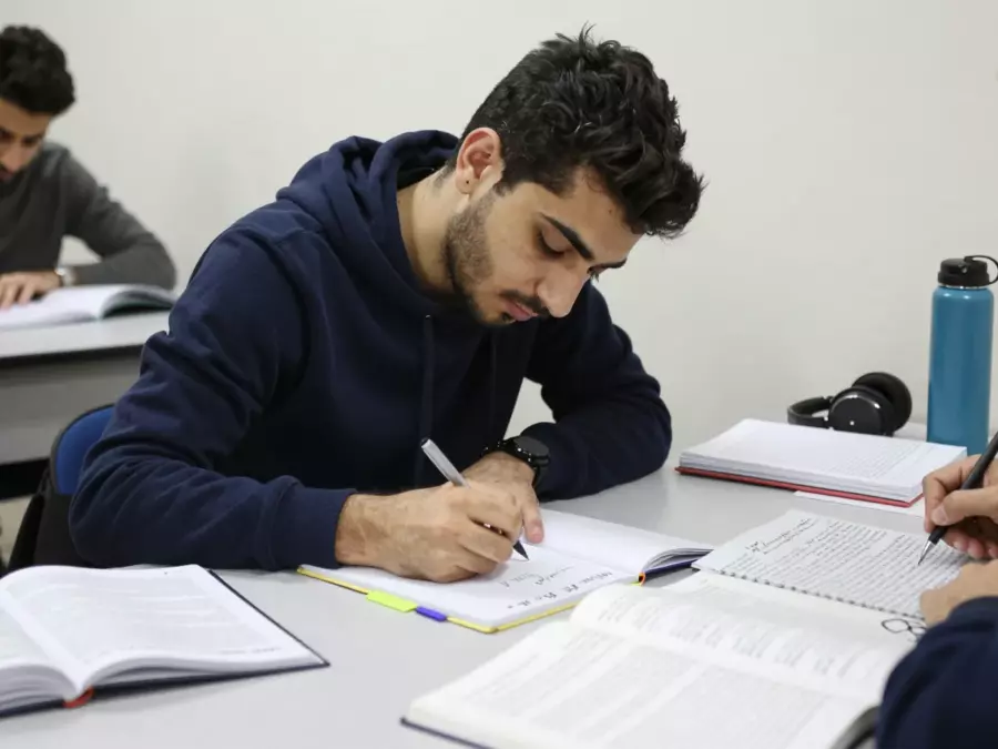کلاس آیلتس کوچک با زبان آموزانی که از یک برنامه درسی ثابت پیروی می کنند