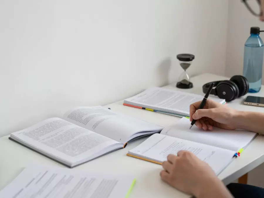 Quatre dossiers de modules IELTS disposés comme un système de cours équilibré