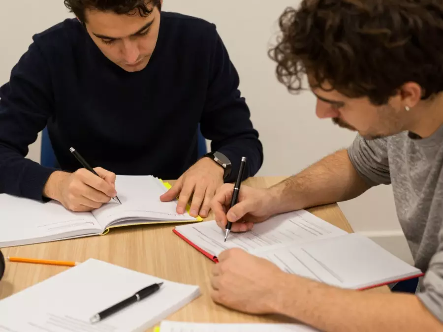 Étudiant créant un suivi des exigences IELTS universitaires