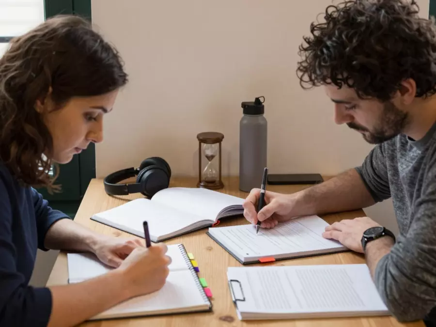 Des groupes de vocabulaire thématiques disposés autour des cartes d'invite IELTS d'écriture et d'expression orale