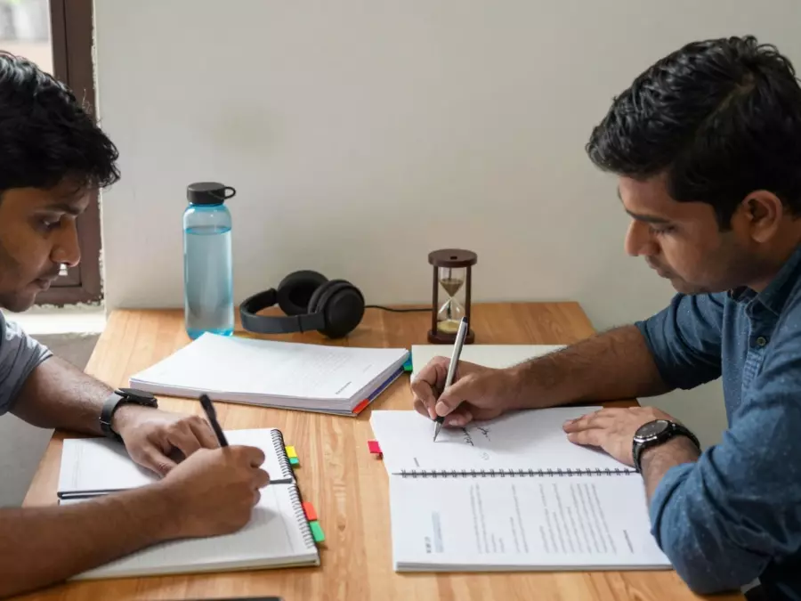 आईईएलटीएस अकादमिक कार्य 1 चार्ट हाइ���ाइट किए गए रुझानों और चयनित डेटा बिंदुओं के साथ
