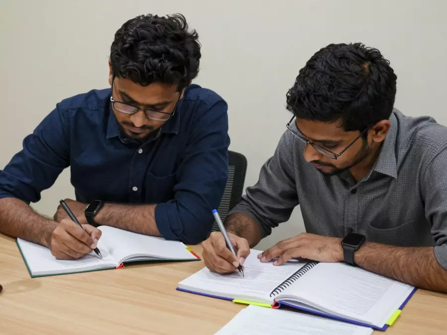 निश्चित पाठ अनुसूची का पालन करने वाले शिक्षार्थियों के साथ छोटी आईईएलटीएस कक्षा