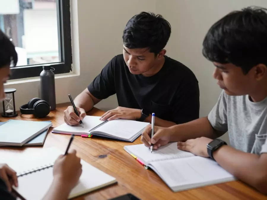 Lembar perencanaan Tugas IELTS 1 yang membandingkan penulisan bagan Akademik dan penulisan surat Pelatihan Umum
