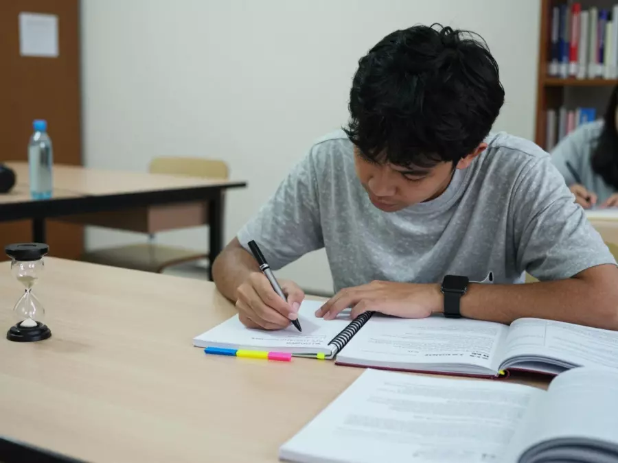 Rencana esai Tugas 2 IELTS dengan pemeriksaan tesis dan paragraf isi